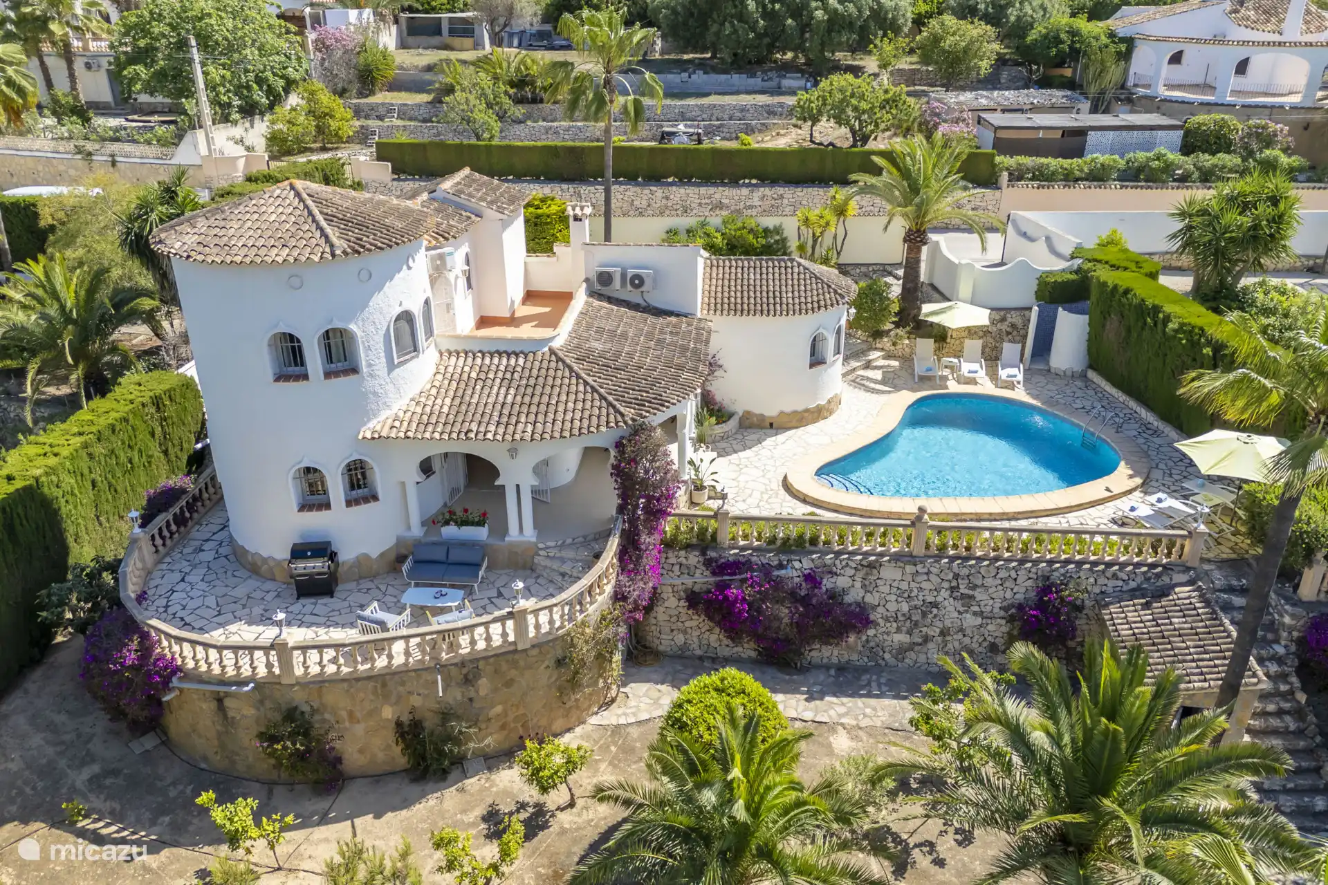 Desde el dormitorio superior se puede caminar directamente a la espaciosa y soleada terraza de la azotea.