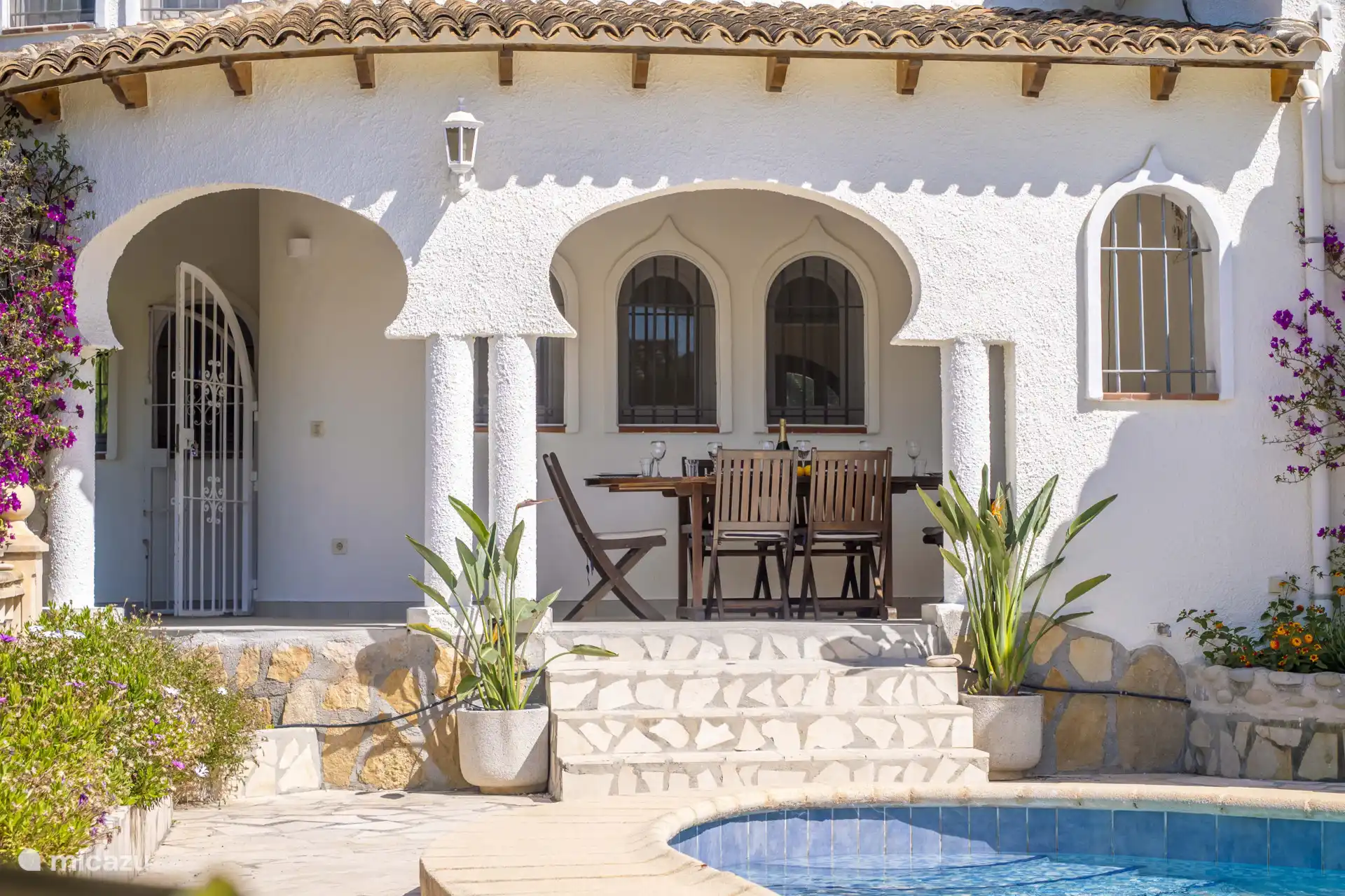 Un jardín verde que invita a las largas tardes de verano al aire libre.