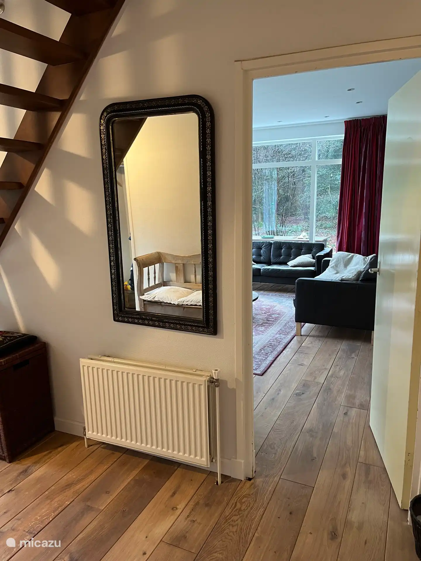 Der Flur mit der Treppe in den ersten Stock.