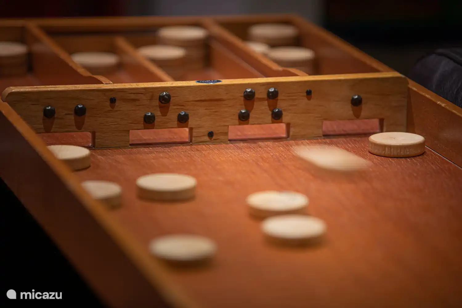 Das Haus verfügt über ein Shuffleboard für einen altmodischen Shuffleboard-Abend.