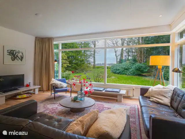 DormyHouse | Pays-Bas, Drenthe, Wateren - maison de vacances Le salon spacieux avec de grandes fenêtres donnant sur les champs.