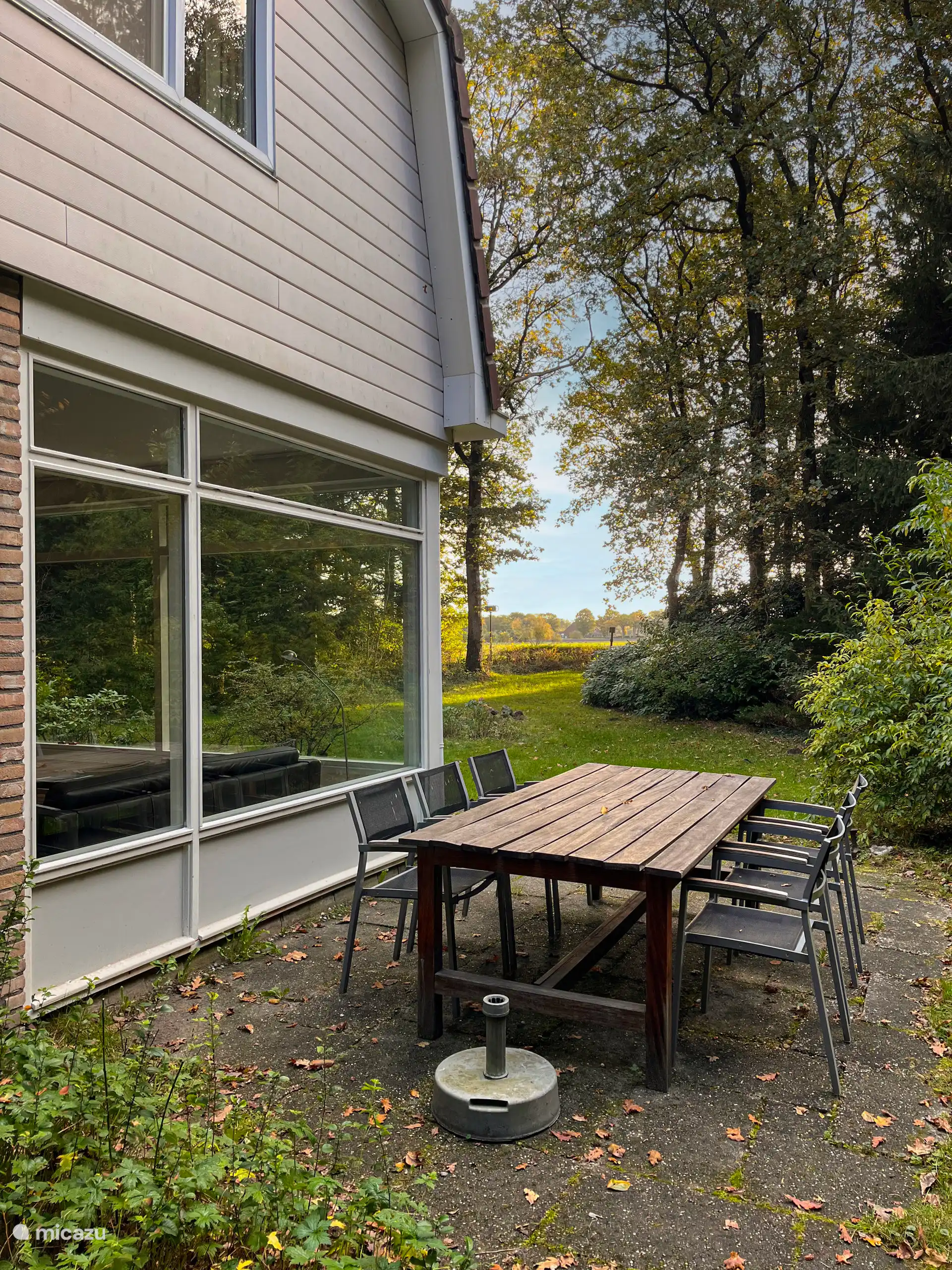 Ein geräumiger Gartentisch für ein leckeres Mittagessen.