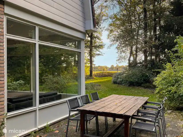 DormyHouse | Pays-Bas, Drenthe, Wateren - maison de vacances Une table de jardin spacieuse pour de délicieux déjeuners.