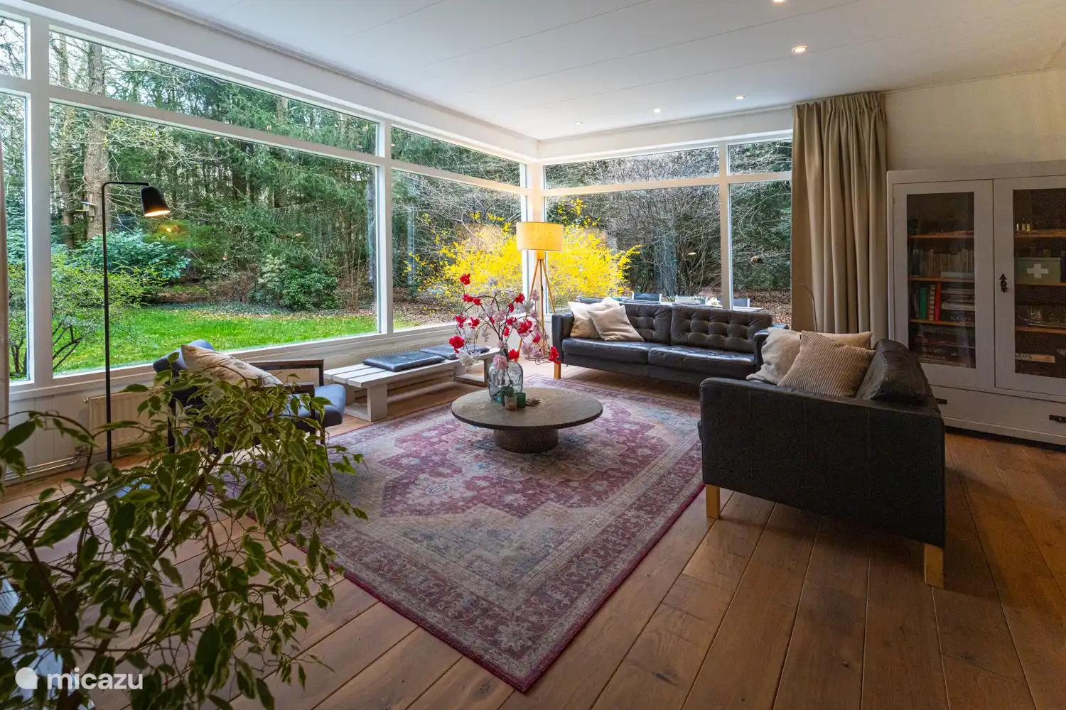 Das Wohnzimmer mit Blick auf den Waldgarten.