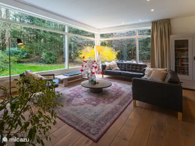 DormyHouse | Pays-Bas, Drenthe, Wateren - maison de vacances Le salon donnant sur le jardin forêt.