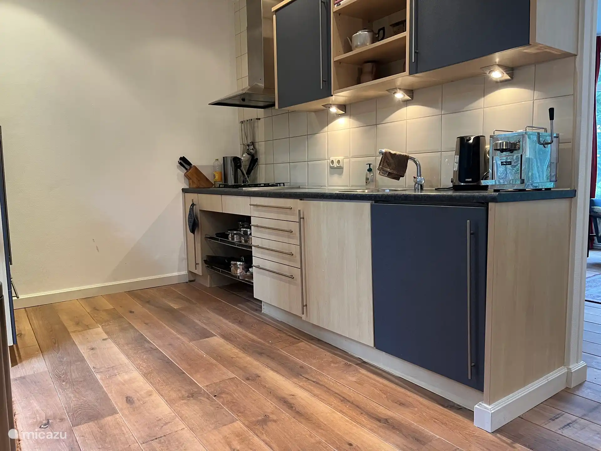 Die Küche ist komplett ausgestattet.