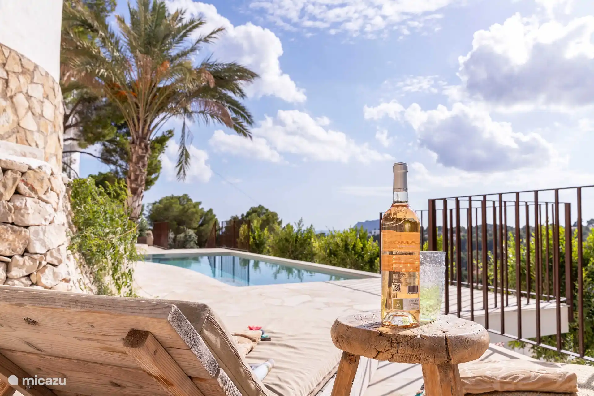 Casa Roca - Heerlijke lounge stoelen bij het zwembad.