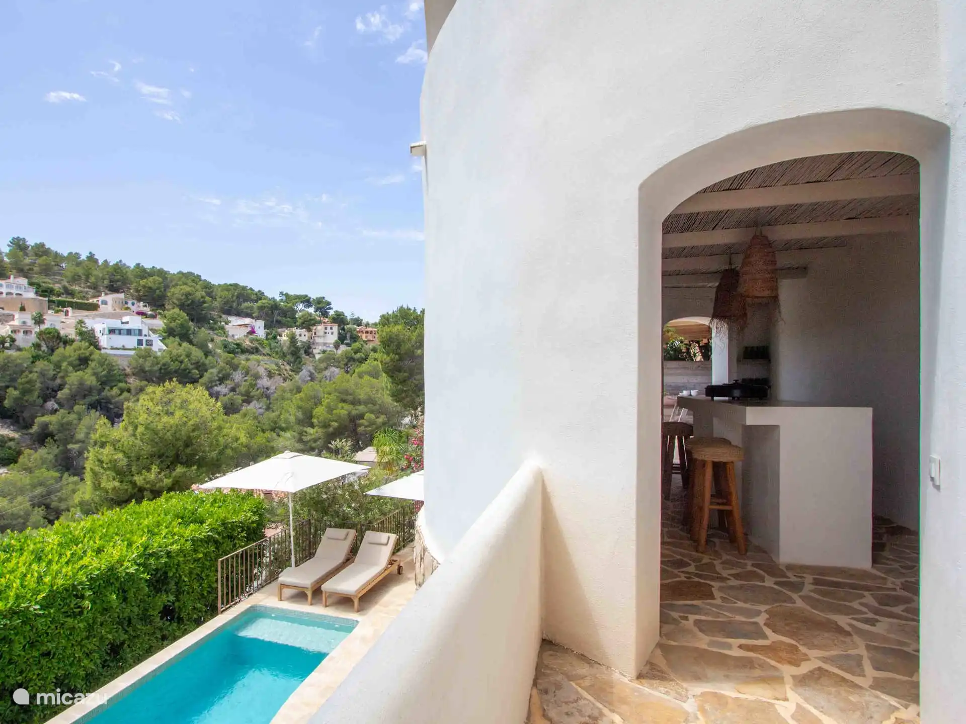 Casa Roca - cocina exterior con acceso a la terraza