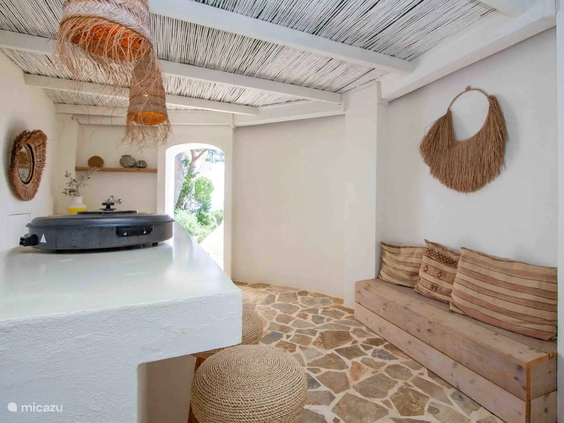 Casa Roca - cocina exterior con acceso a la terraza