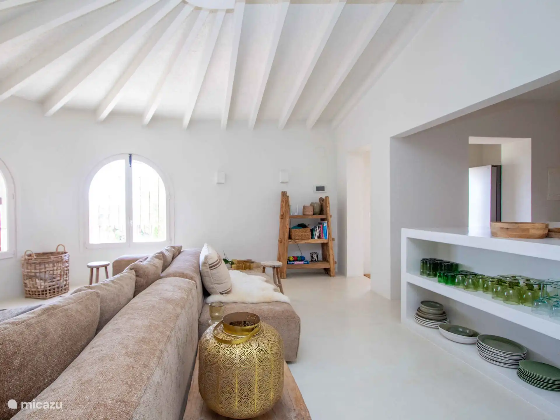 Casa Roca - Salón con pasadizo para abrir la cocina