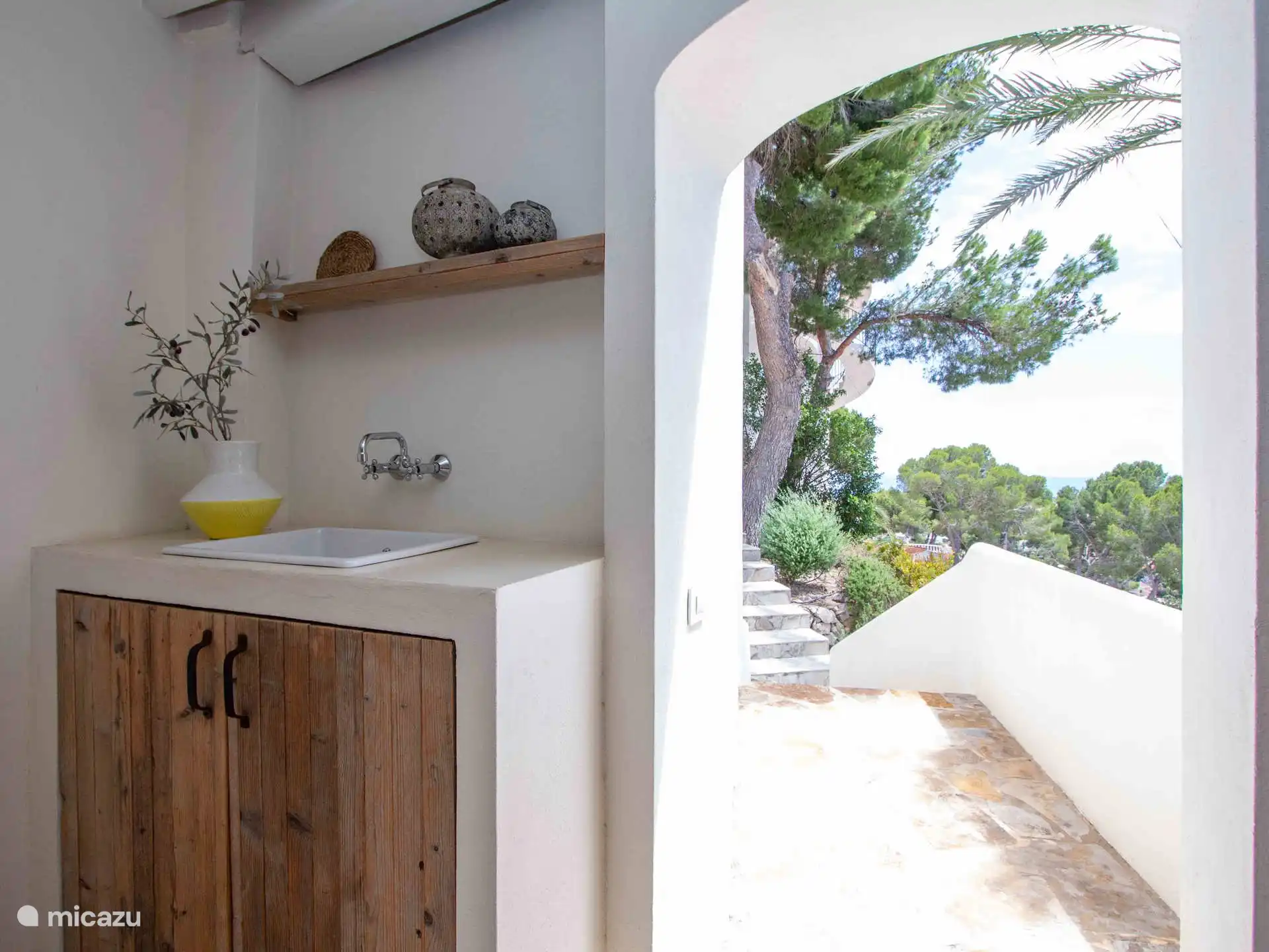 Casa Roca - cocina exterior con acceso a la terraza