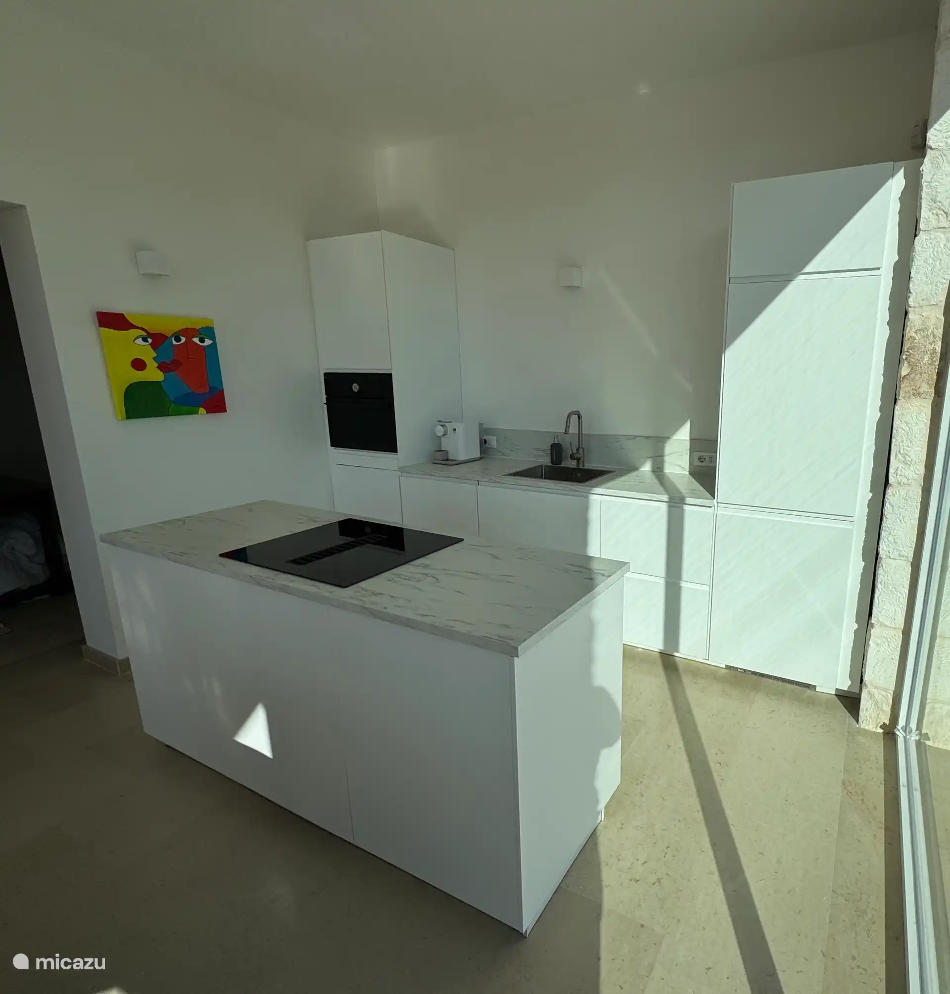 Eine moderne Küche mit vielen Annehmlichkeiten und einer Kochinsel
Hier bleiben Sie am Tisch mit Ihrem Unternehmen in Kontakt.
Sie können den Garten auch durch die großen Fenster genießen.
Hinter der Veranda können Sie das Schwimmbad sehen.