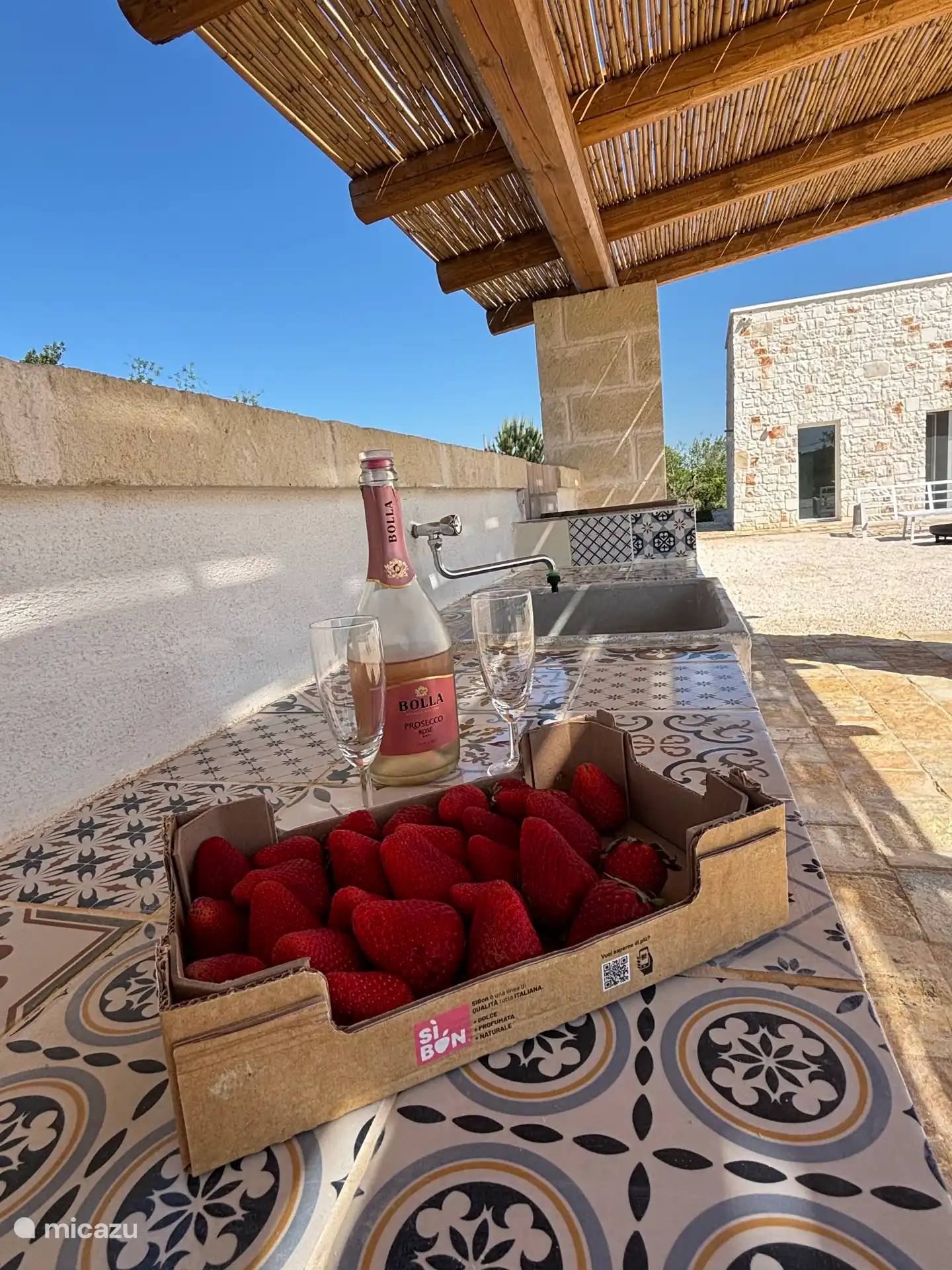 Die Außenküche, um köstliche Gerichte zuzubereiten, während die Kinder vom Pool geschlagen werden.