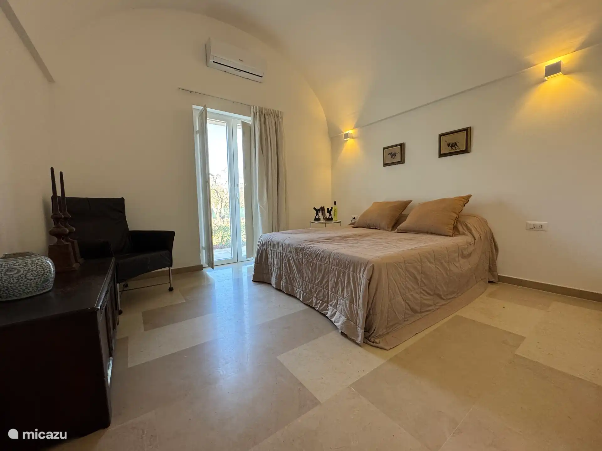 Dies ist das geräumige Doppelzimmer nach Norden, ebenfalls mit Airoc und Moskitonetzen.
Im Inneren gibt es zusätzliche Luken, um es bei Bedarf dunkel zu machen.