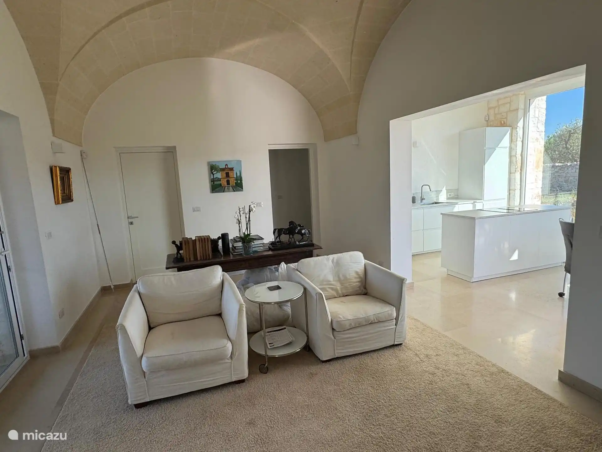 Das Wohnzimmer mit der authentischen Gewölbedecke. Handwerkskunst pour sang.
In offener Verbindung mit der Küche und Terrasse Nord. 
Die 2 Schlafzimmer und das Wohnzimmer befinden sich im Wohnzimmer.