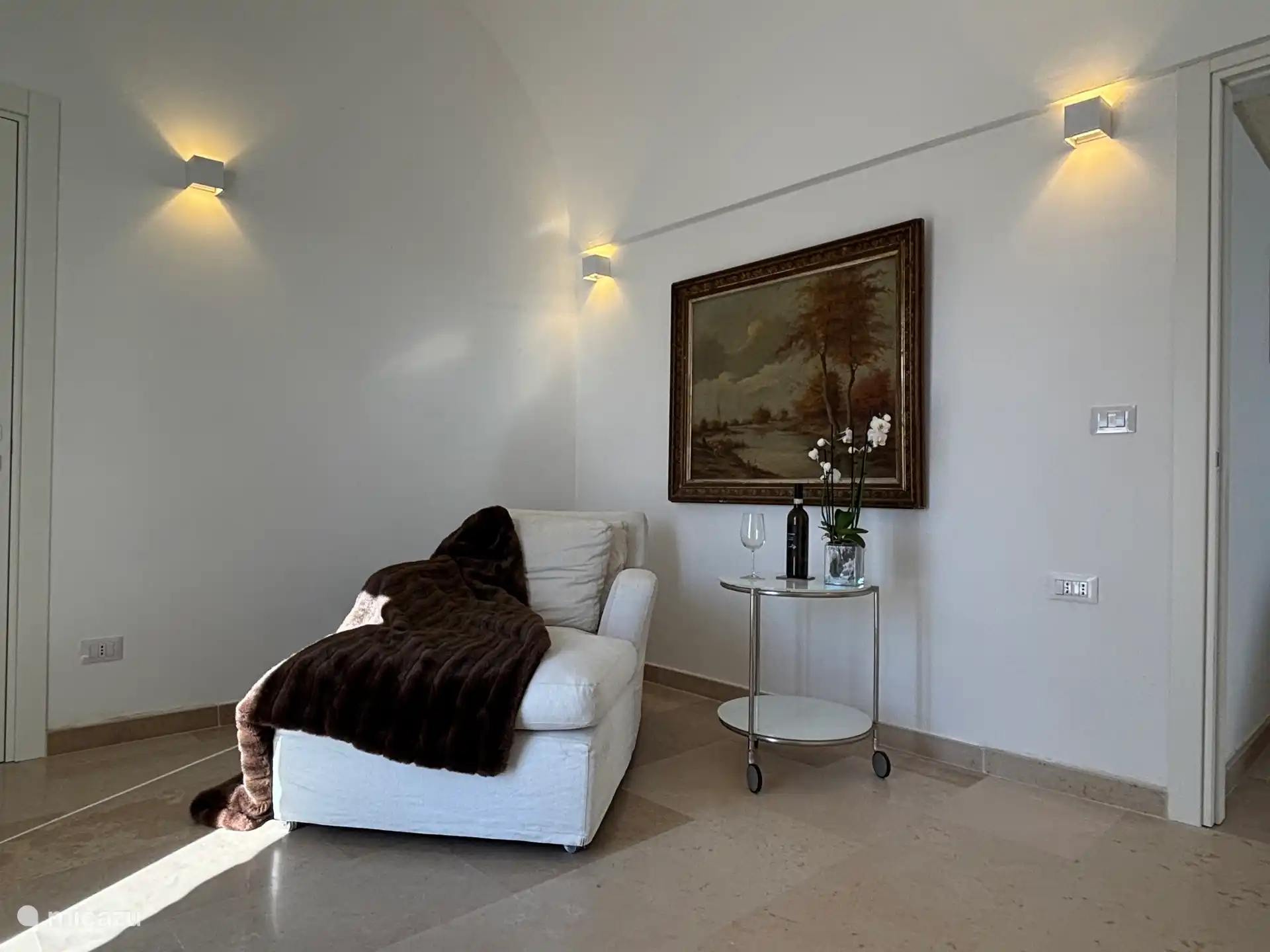 Das Wohnzimmer mit Blick auf den Stein-/Kiesgarten und den Pool, wo Sie in Ruhe ein gutes Buch lesen können, während Sie einen Drink genießen.