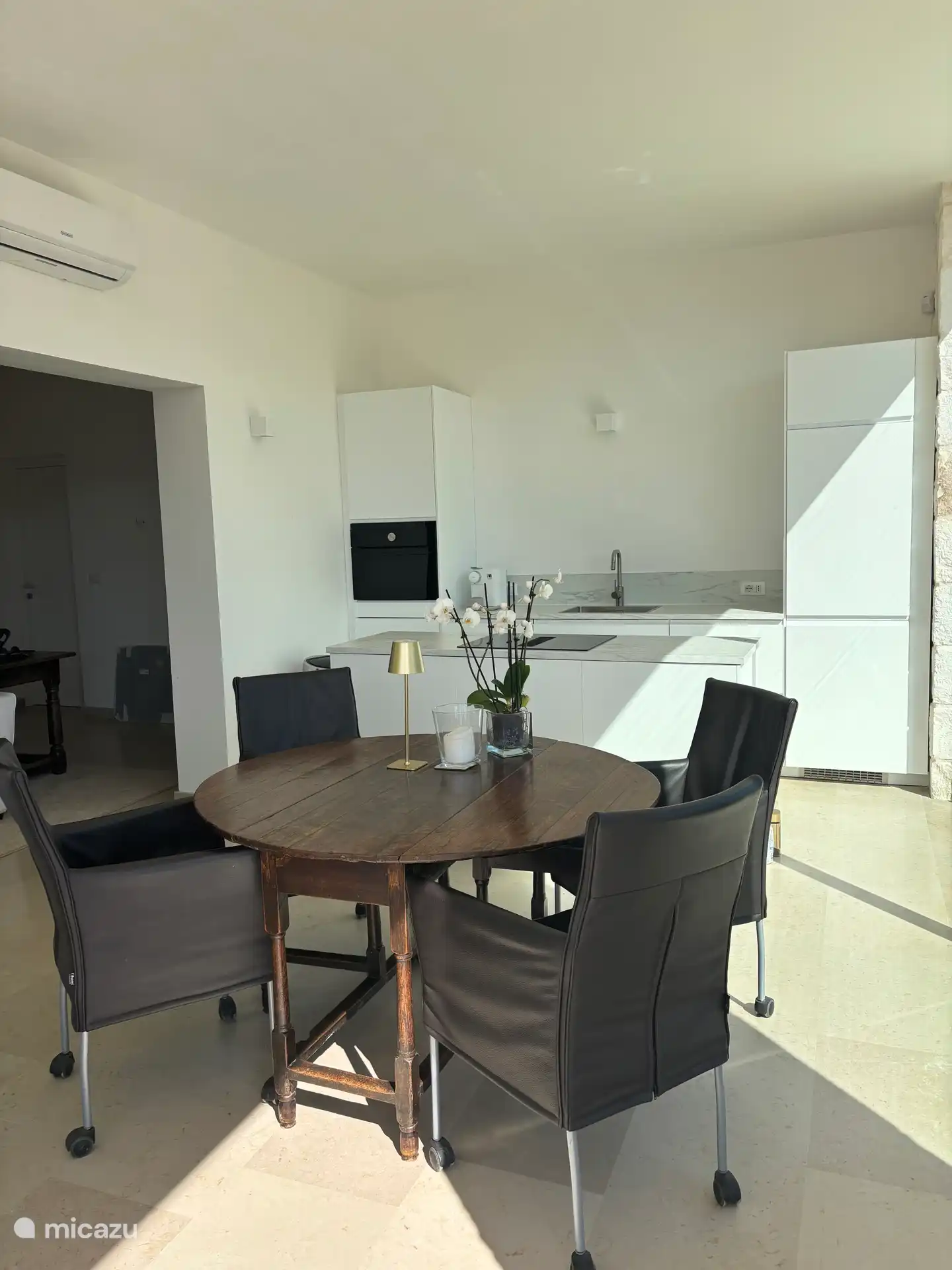 Die Küche mit feinen Esszimmerstühlen