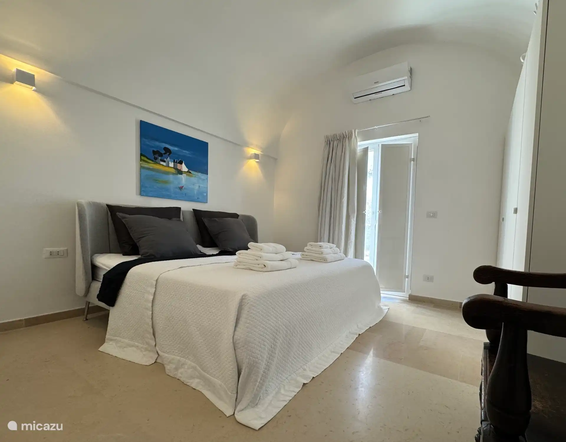 Das Hauptschlafzimmer mit einem schönen Bett 180x200 und luxuriösem Kopfteil.
Zwei Kleiderschränke, um alles zu verstauen. 
Auch mit Klimaanlage, Moskitonetzen und Rollläden ausgestattet.