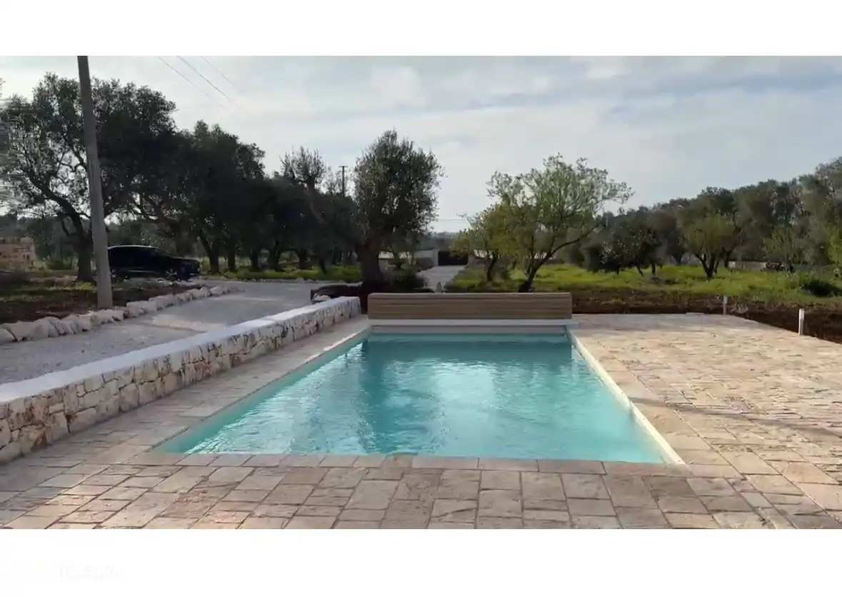 Das schöne Schwimmbad von 10x4 Metern ist ein Genuss für Ihre Haut auf Salzbasis. Schwimmen Sie Ihre Bahnen oder lassen Sie sich auf Ihrer Luftmatratze treiben.
Oder ein schneller Abkühlungsspritzer.