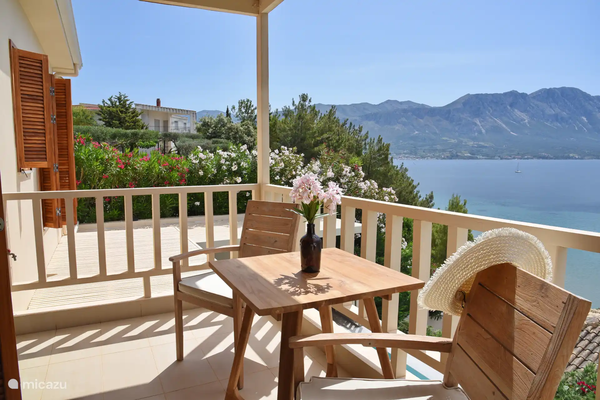 Vue sur le balcon de la chambre principale