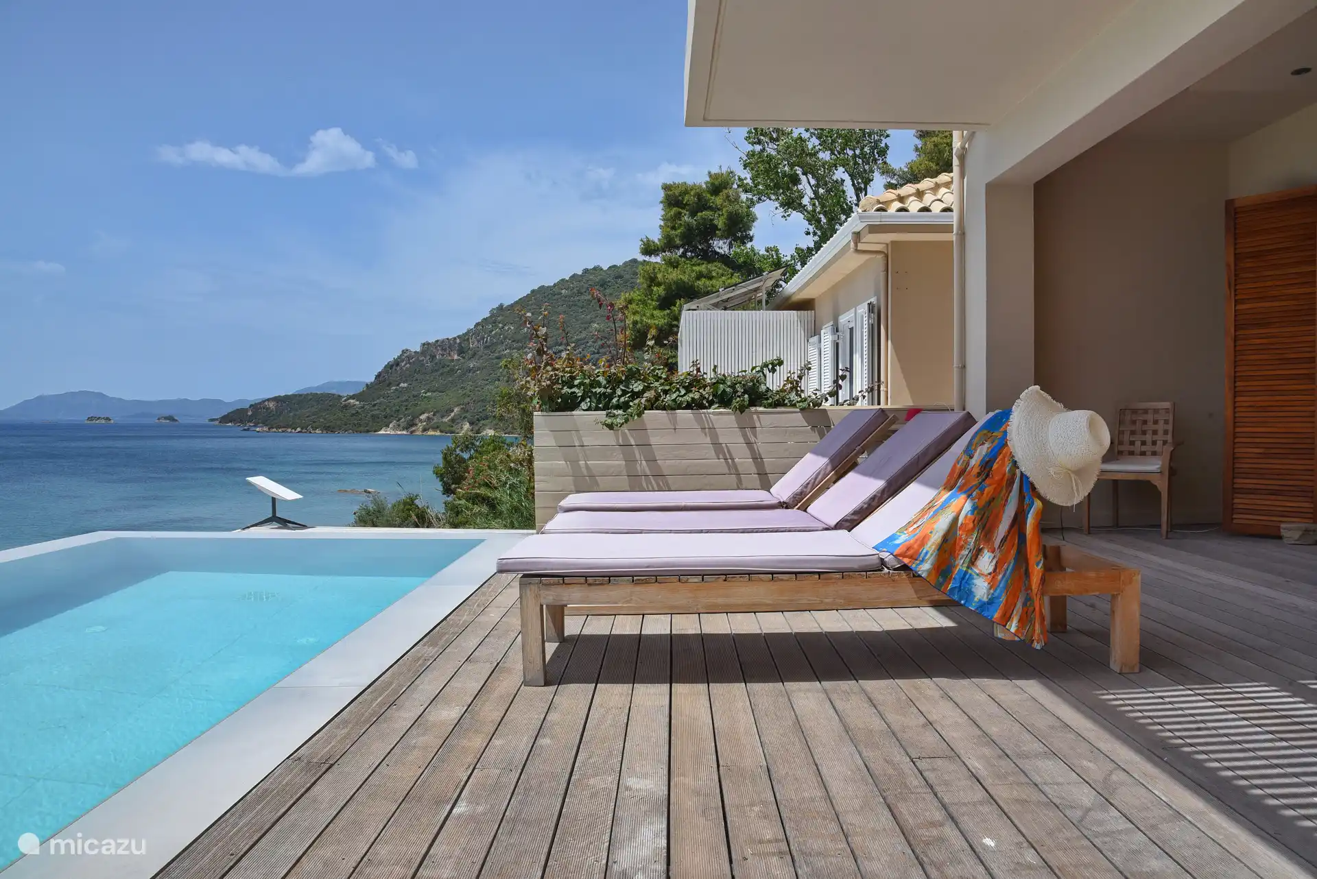 Chaises longues au bord de la piscine