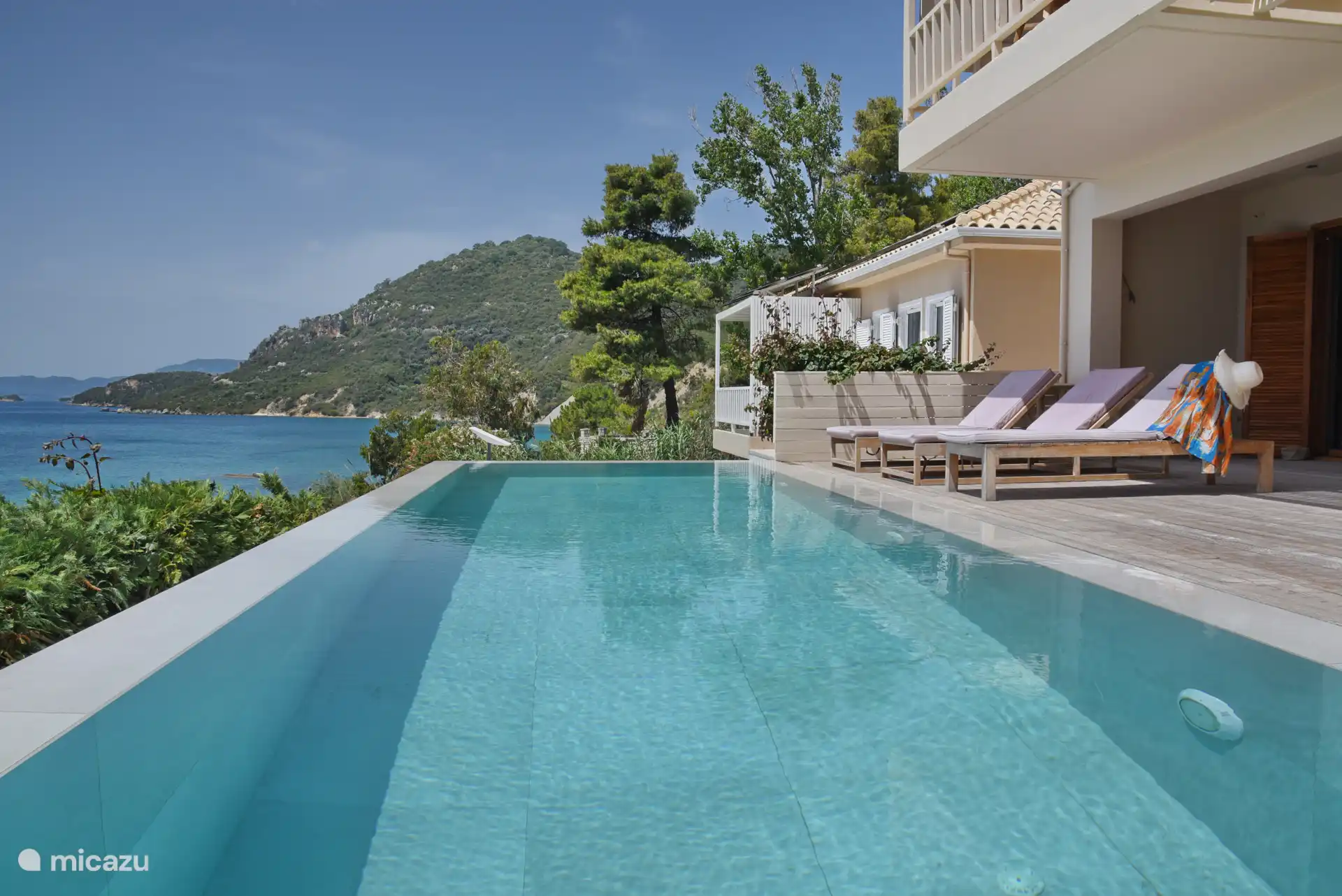 Piscine à débordement 