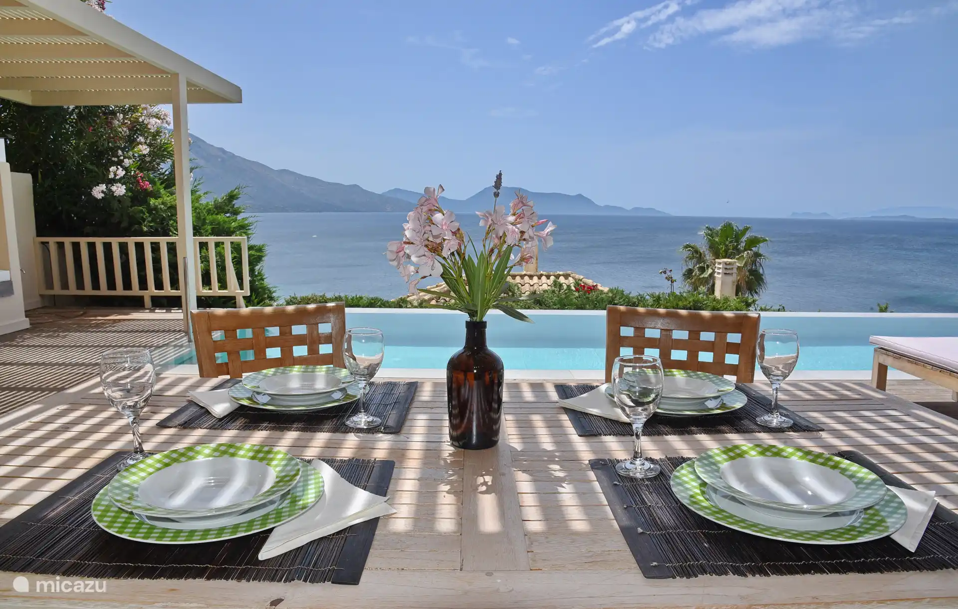 Salle à manger extérieure avec vue sur la mer
