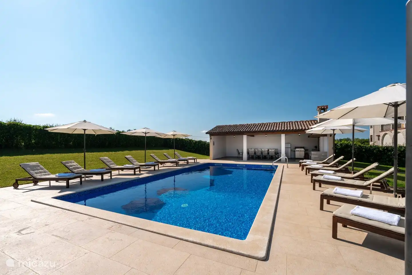 Schwimmbad + Sonnenliegen