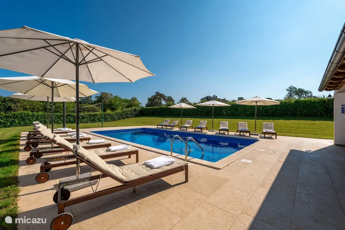 Schwimmbad + Sonnenliegen