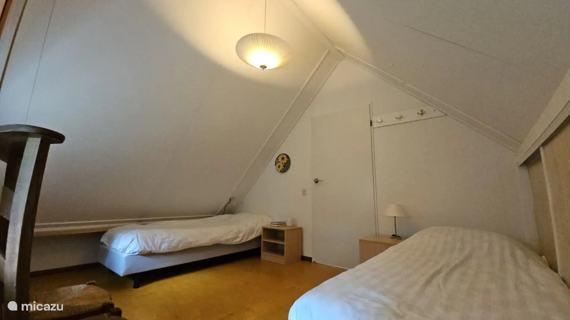 Twee aparte bedden in slaapkamer links. 