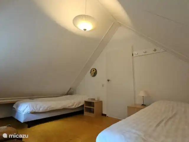Chalet dans les bois | Pays-Bas, Drenthe, Diever - maison de vacances Deux lits jumeaux dans la chambre à gauche.