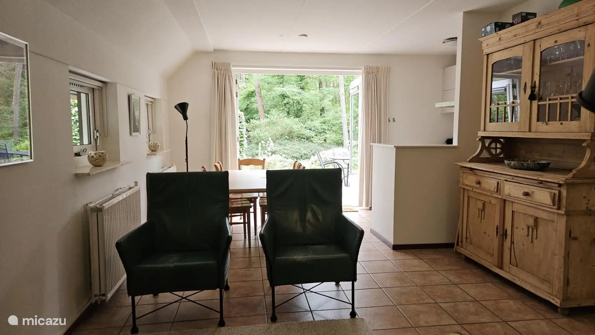 Keuken, eetgedeelte en een klein stuk van het terras. 