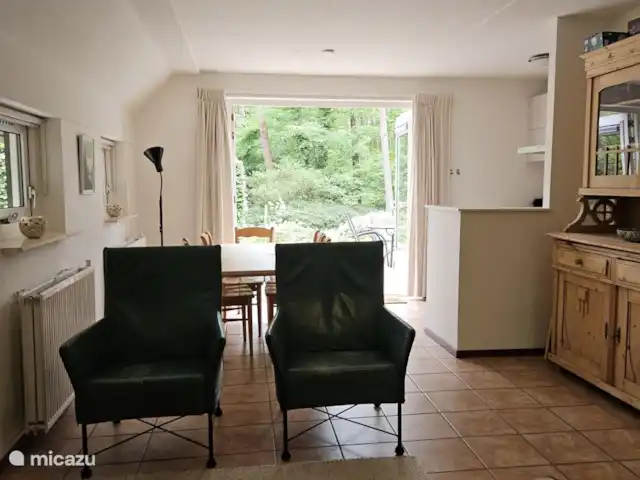 Chalet dans les bois | Pays-Bas, Drenthe, Diever - maison de vacances Cuisine, coin repas et un petit morceau de terrasse.