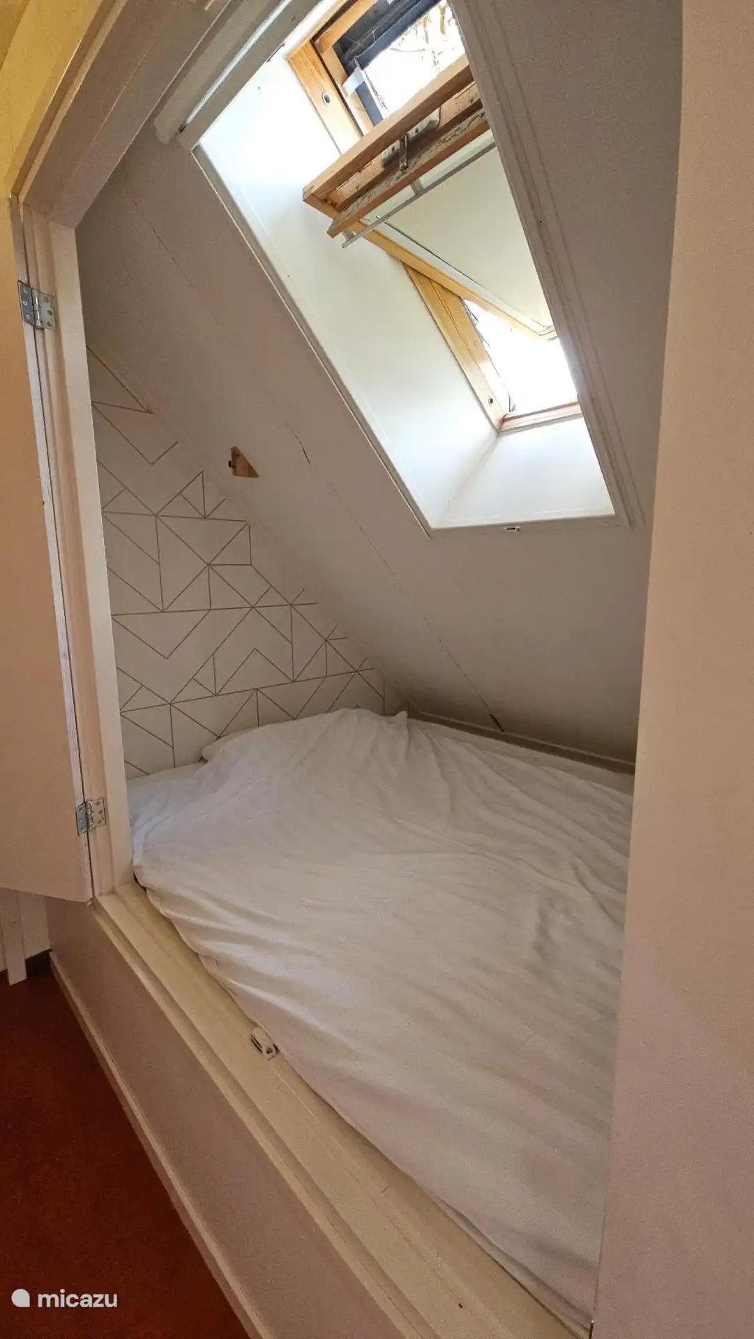 Bedstee met twijfelaar. Kiepkantelraam met hor. 