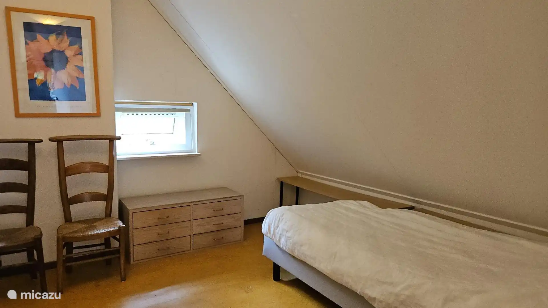 Slaapkamer links heeft twee kleine raampjes (met hor). 