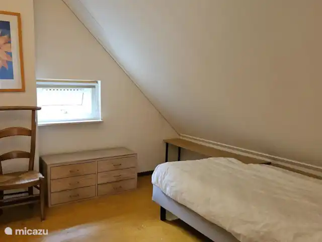 Chalet dans les bois | Pays-Bas, Drenthe, Diever - maison de vacances La chambre à gauche a deux petites fenêtres (avec moustiquaire).