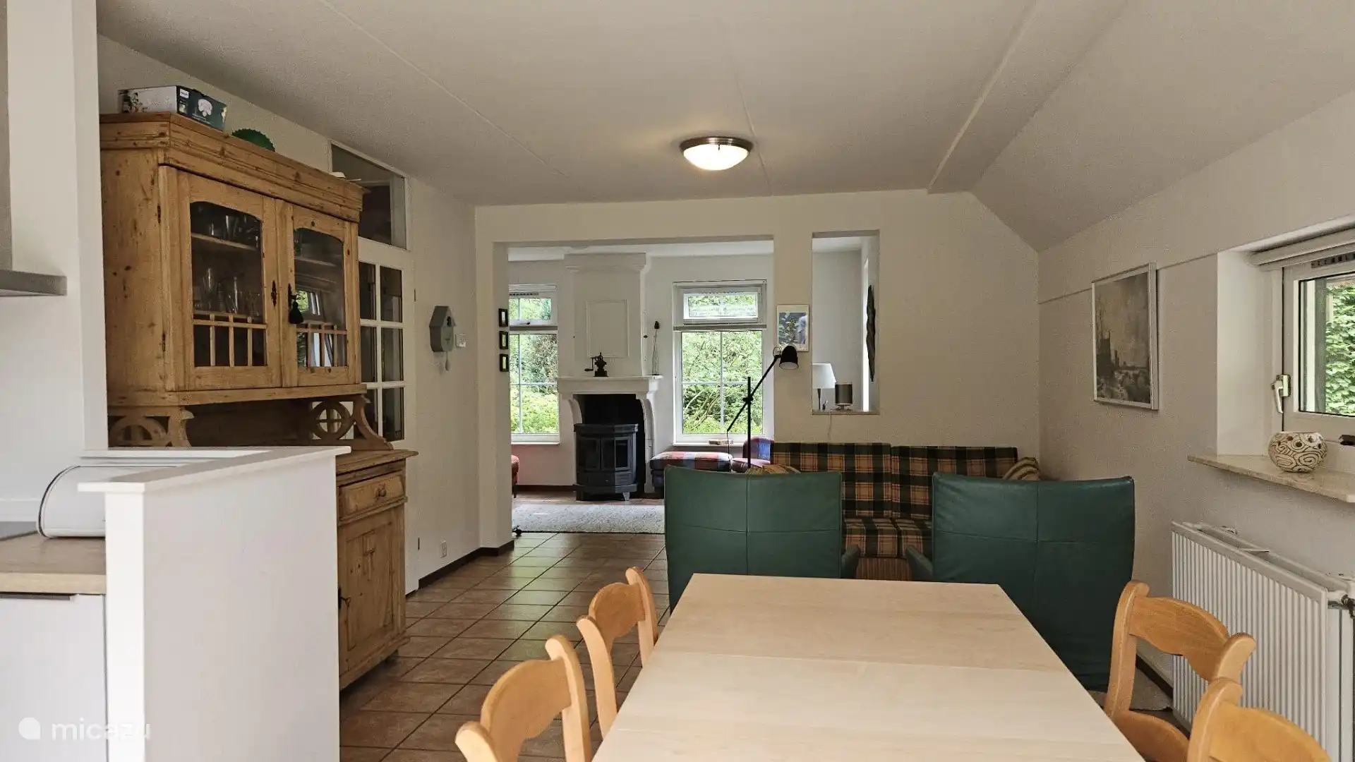 Woonkamer vanuit de achterdeuren bezien. Links is de keuken.