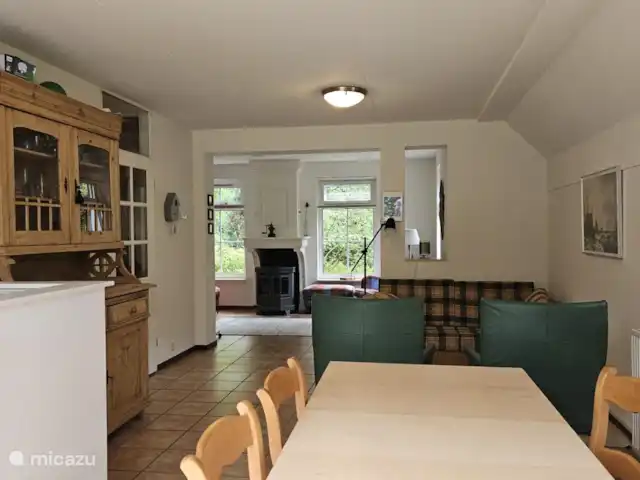 Chalet dans les bois | Pays-Bas, Drenthe, Diever - maison de vacances Salon vu des portes arrière. À gauche se trouve la cuisine.