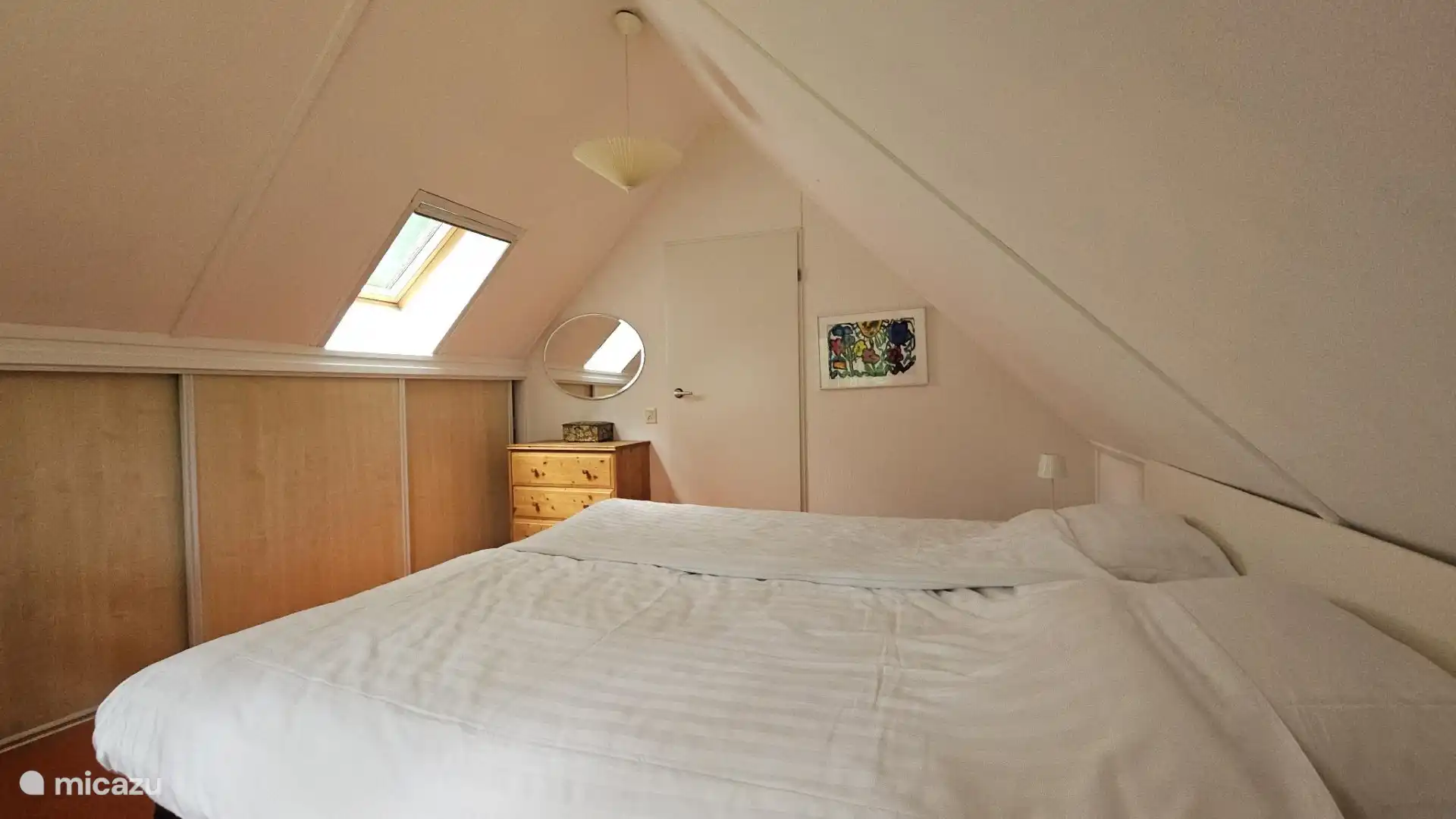 slaapkamer rechts met ladenkast en schuifkasten. 