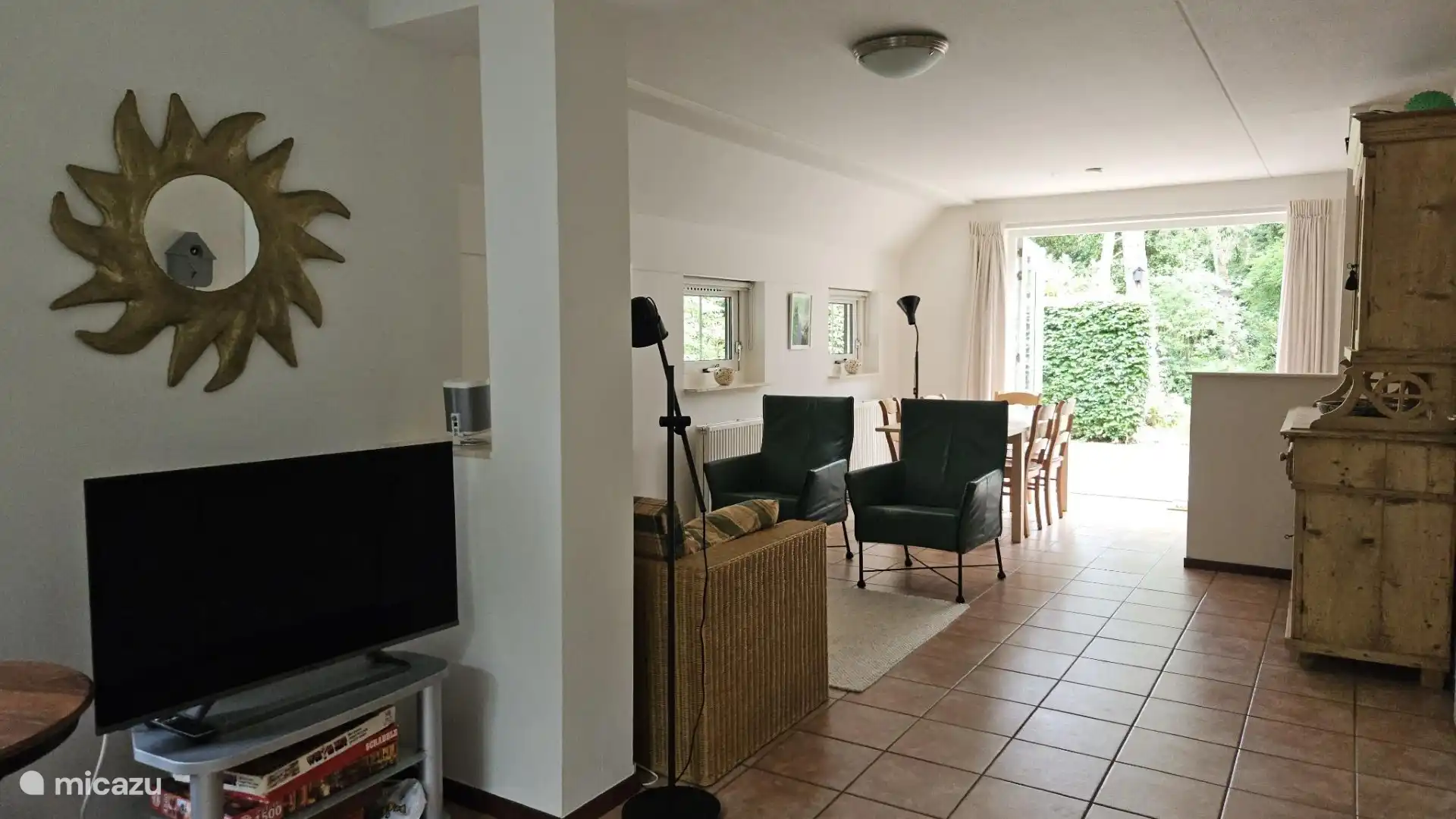 Woonkamer vanuit de voorkamer gefotografeerd. 