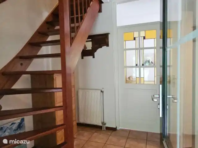 Chalet dans les bois | Pays-Bas, Drenthe, Diever - maison de vacances Le hall avec des portes donnant sur le salon, les toilettes et la salle de bain. Les escaliers mènent à la deuxième chambre et au lit box.