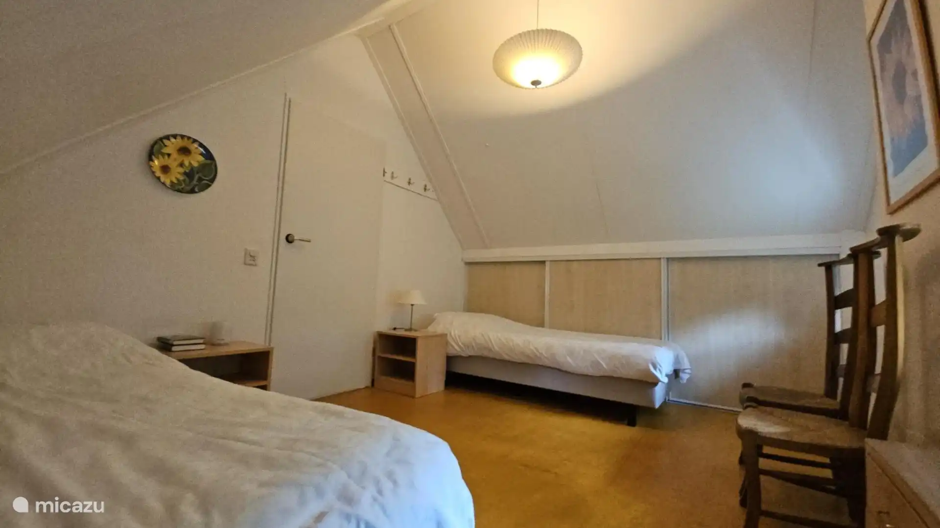 Veel kastruimte in ladenblok en schuifkast achter het bed. 