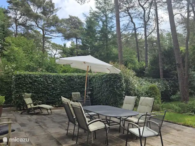 Chalet dans les bois | Pays-Bas, Drenthe, Diever - maison de vacances Terrasse arrière avec mobilier de jardin