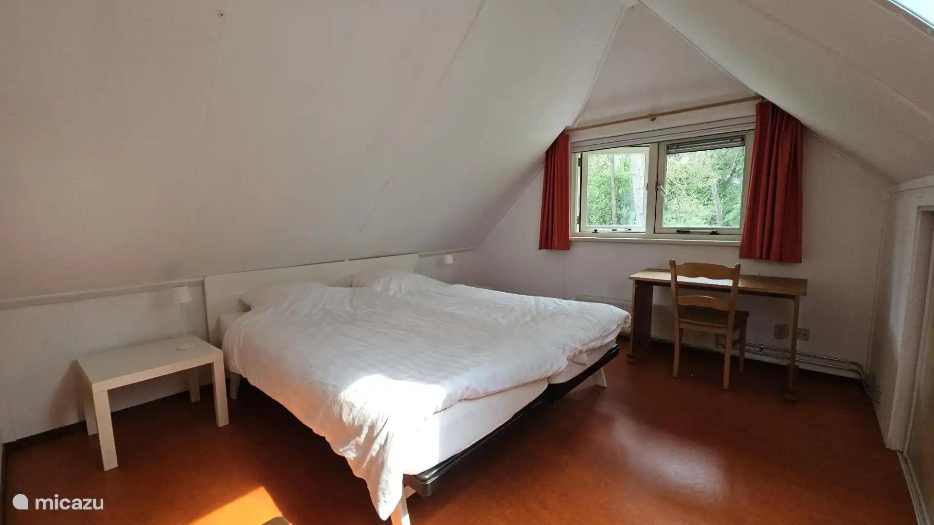 Slaapkamer rechts met tweepersoonsbed. 
