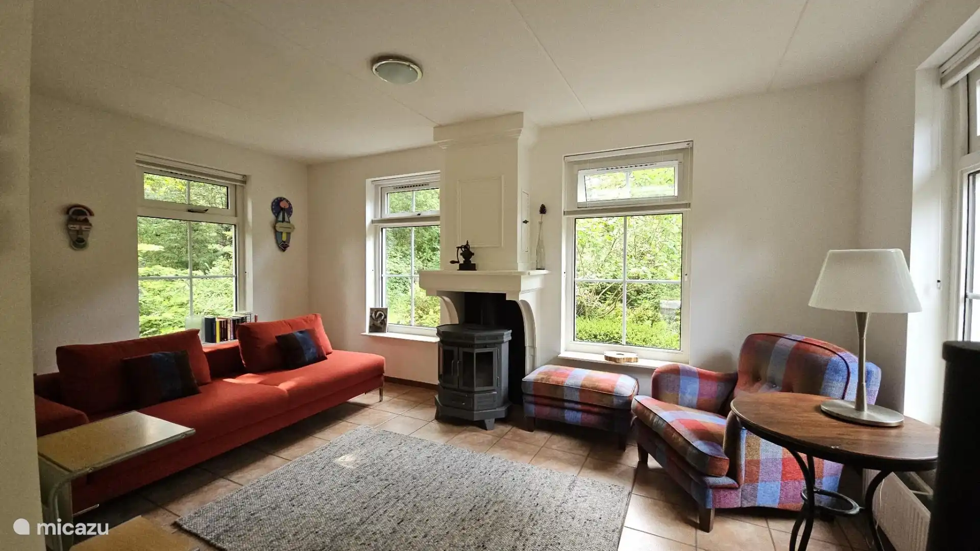 De voorkamer met links de televisie. De openhaard mag NIET worden gebruikt. 