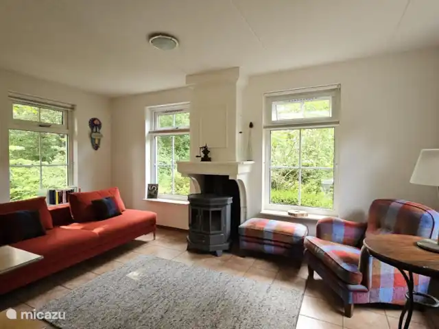 Chalet dans les bois | Pays-Bas, Drenthe, Diever - maison de vacances La pièce de devant avec la télévision à gauche. La cheminée ne doit PAS être utilisée.