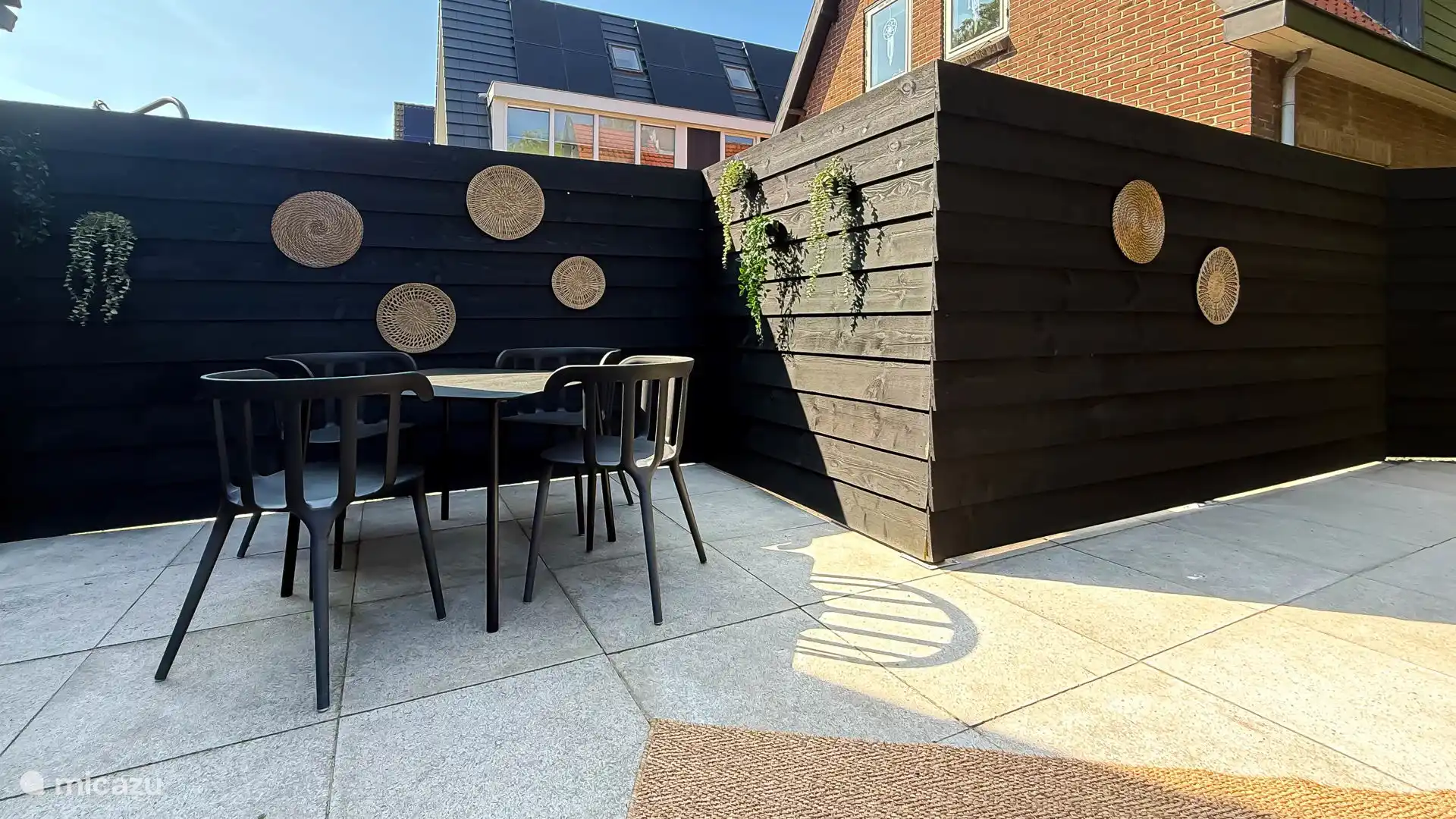 Terrasse mit Gartenmöbeln