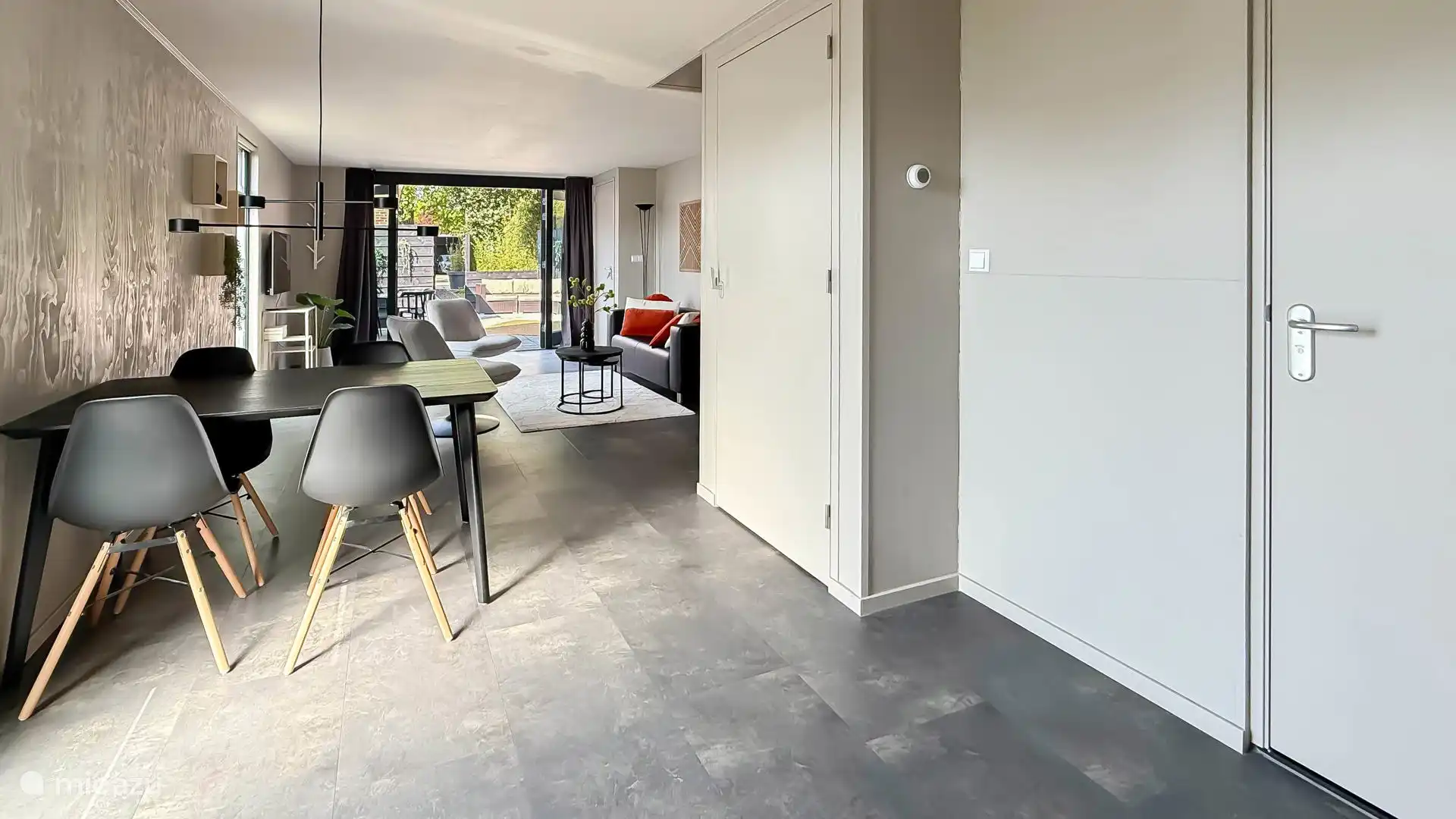 Esstisch und Wohnzimmer