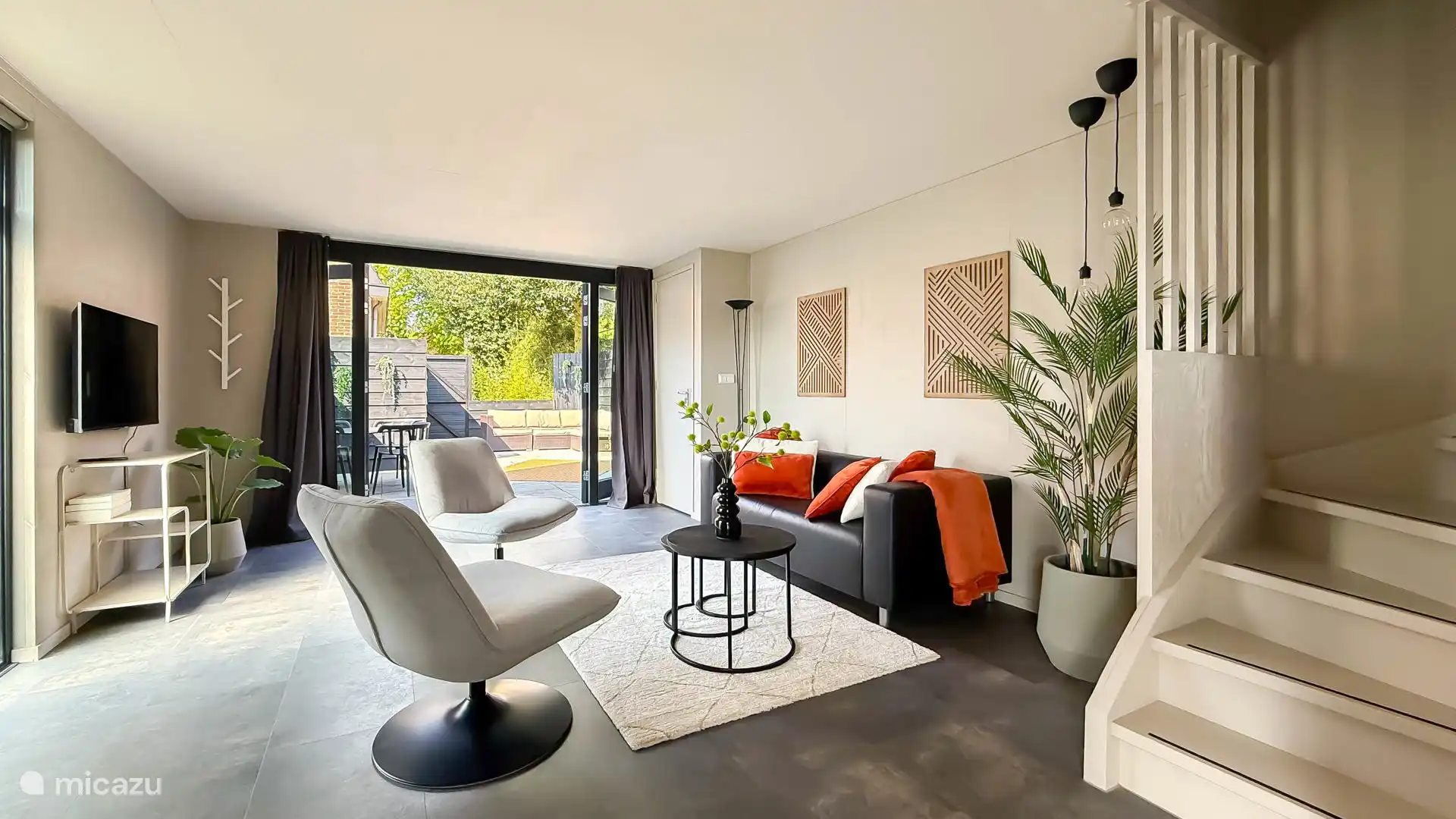 Wohnzimmer mit Treppe