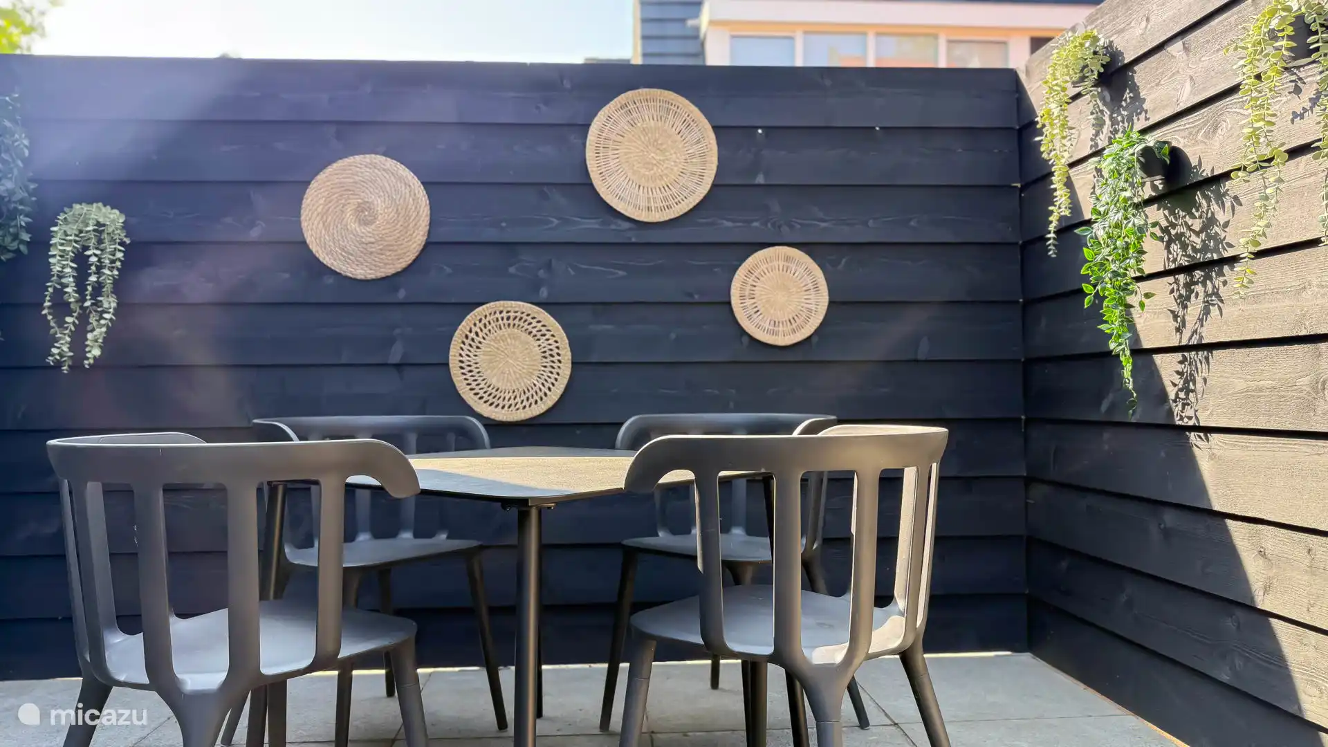 Terrasse mit Gartenmöbeln